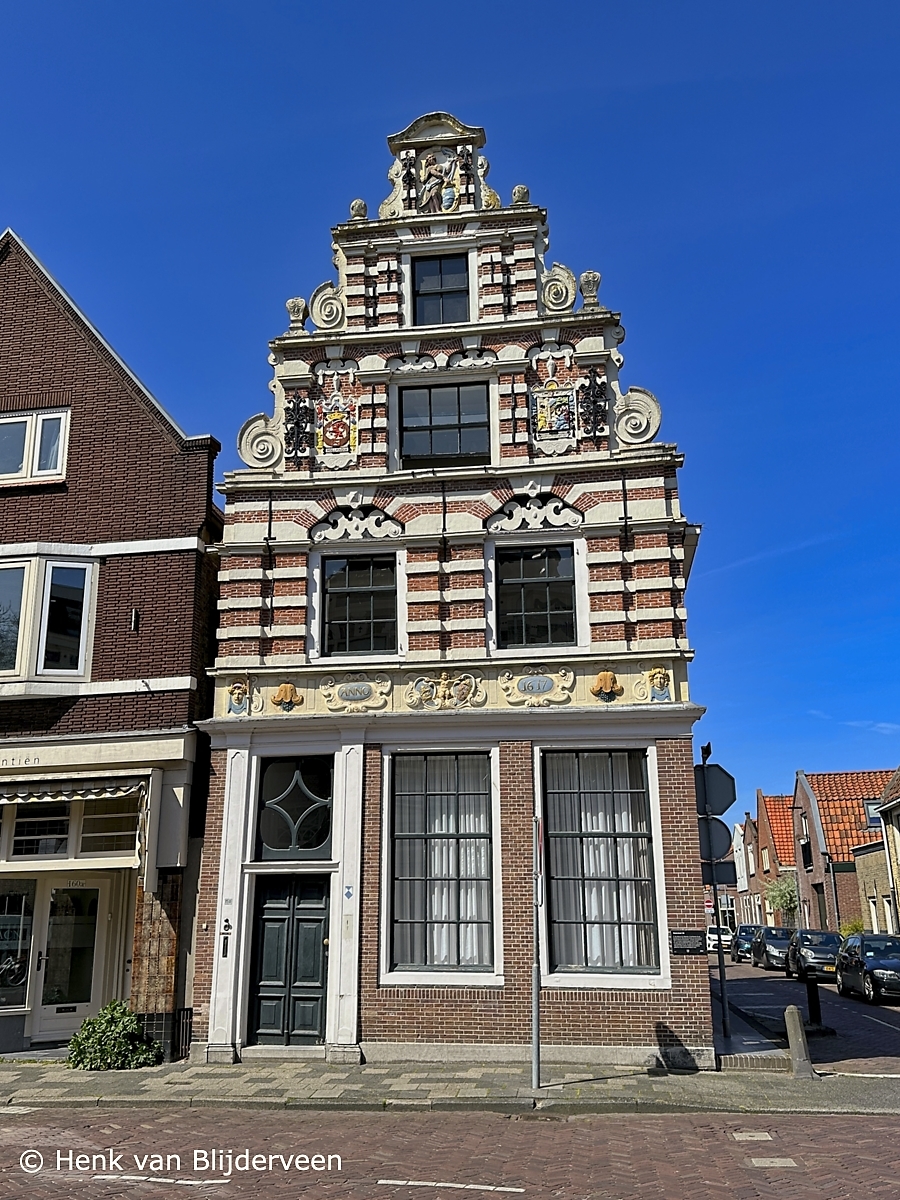 Een prachtgevel tijdens Stadswandeling Enkhuizen