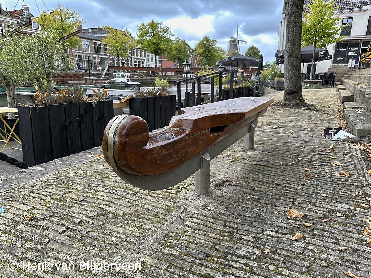 Friese doorloper als bank aan het Kleindiep